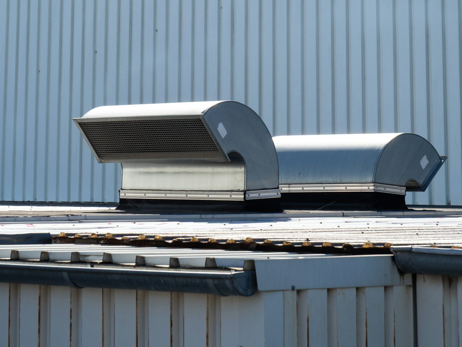 Sistemas reales de ventilación en la cubierta de un edificio industrial